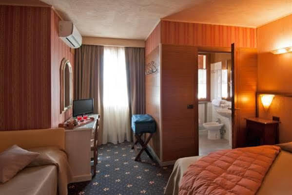 וולטרה Holiday Rooms Antica Badia מראה חיצוני תמונה
